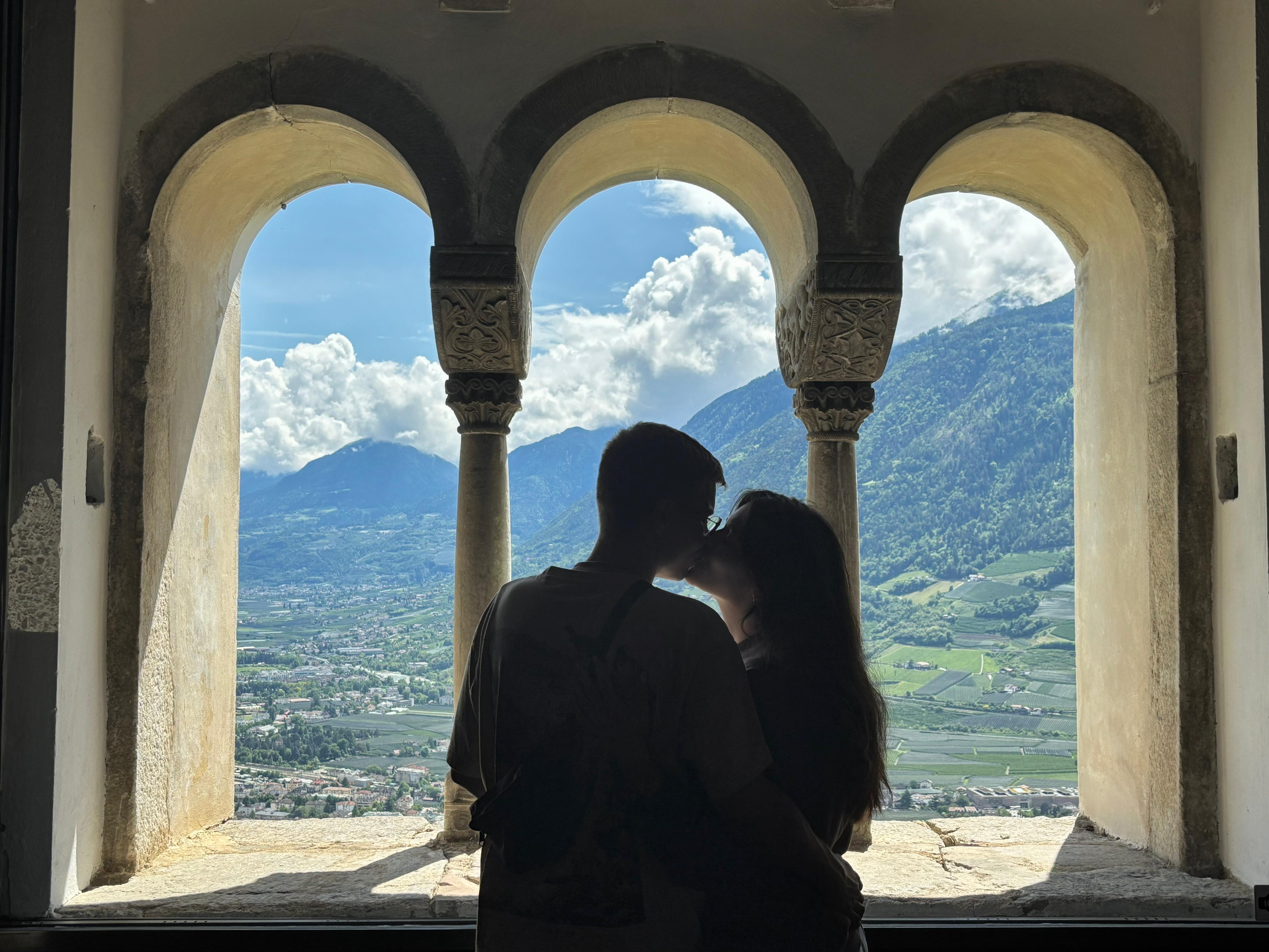 Foto von Buket und Philipp im Dorf Tirol